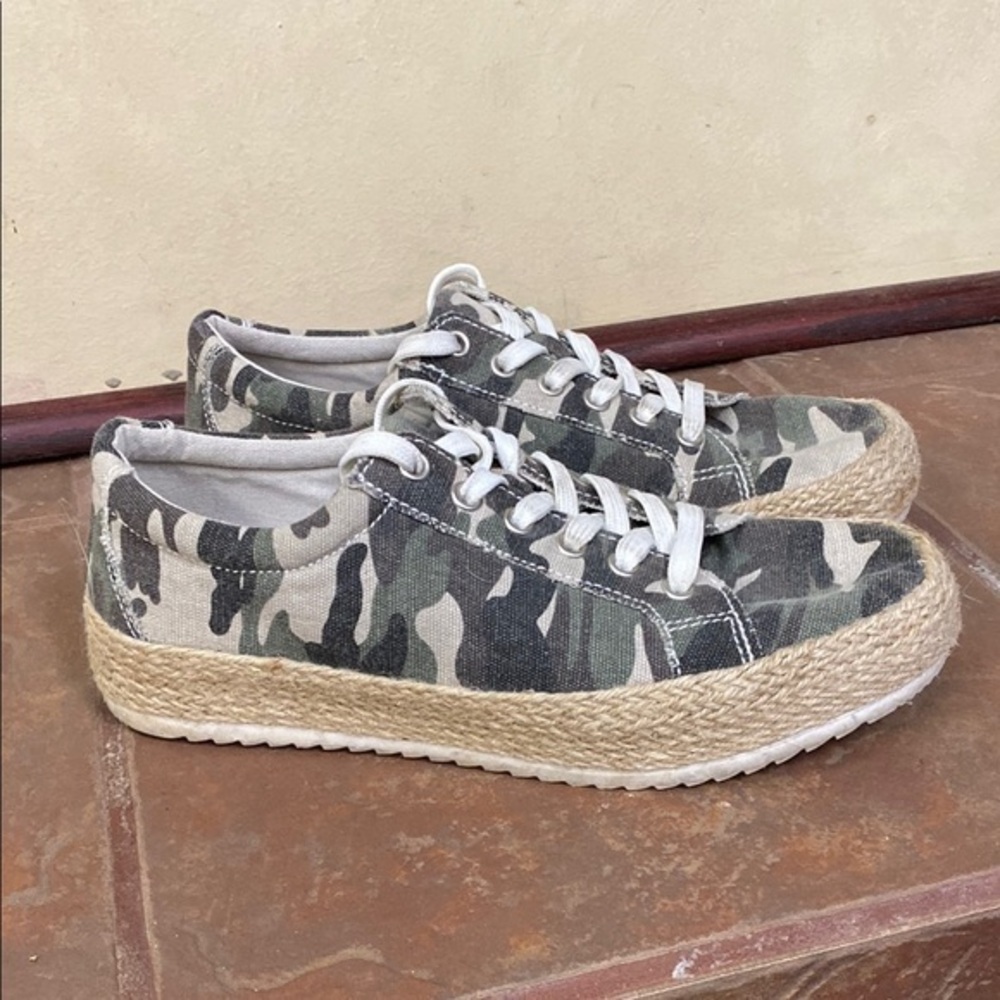 Very G Camouflage Espadrille Sneakers size 8.5